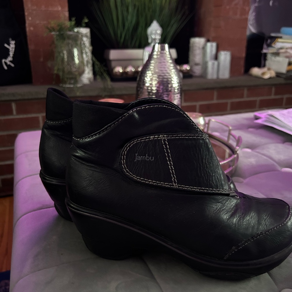 Jambu ankle bootie(low wedge heel)